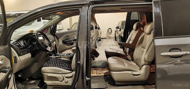 Kia Carnival-12