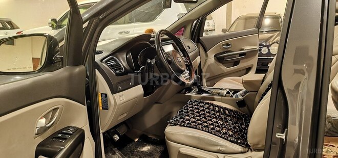 Kia Carnival-17