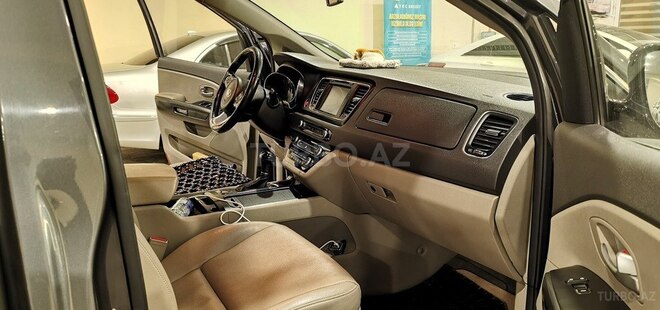 Kia Carnival-16