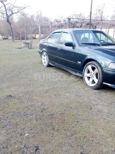 BMW 320 1993, 200,000 km - 2.0 l - Qax