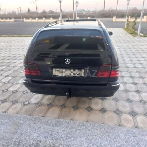 Mercedes E 220 d-6