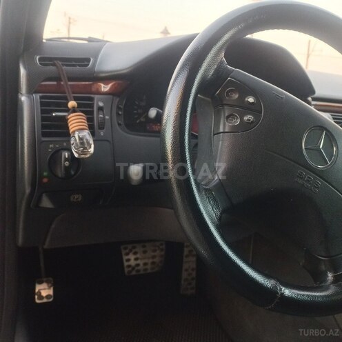 Mercedes E 220 d-12