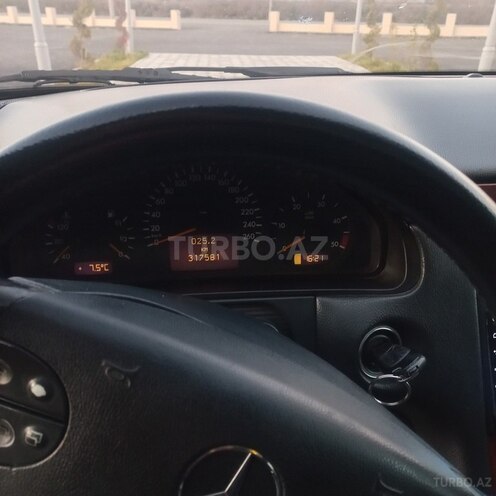 Mercedes E 220 d-13