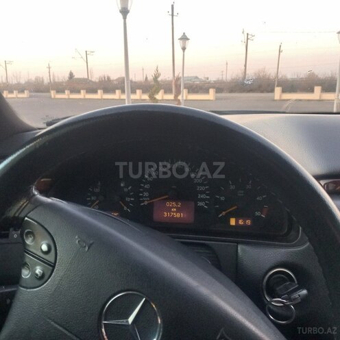 Mercedes E 220 d-11