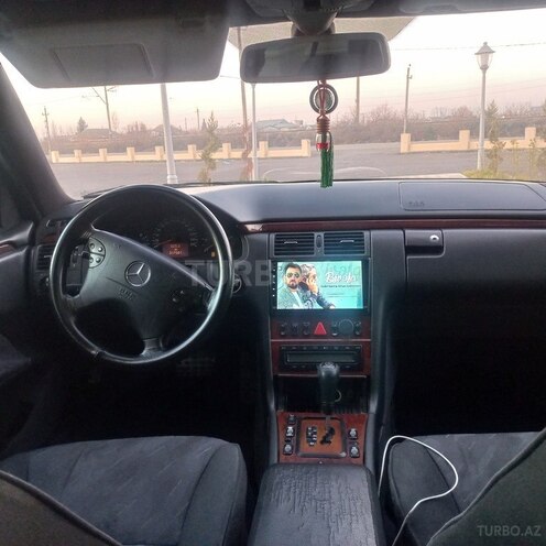 Mercedes E 220 d-8