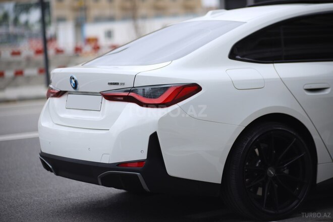 BMW i4-8