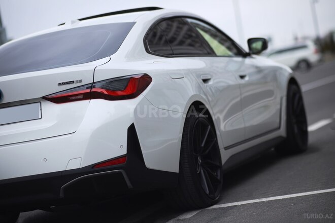 BMW i4-7