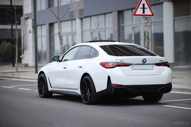 BMW i4-5