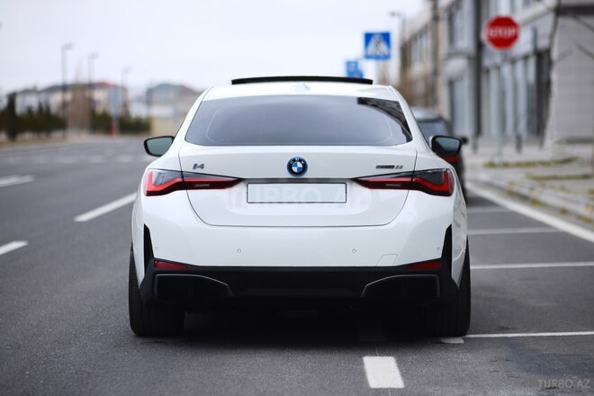 BMW i4-9
