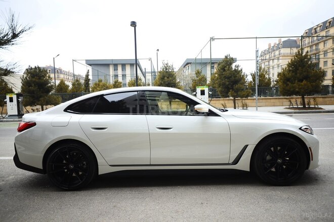 BMW i4-21
