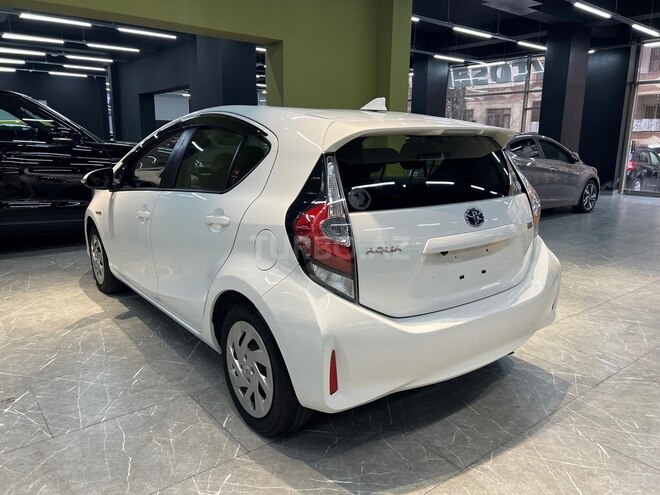 Toyota Aqua-8