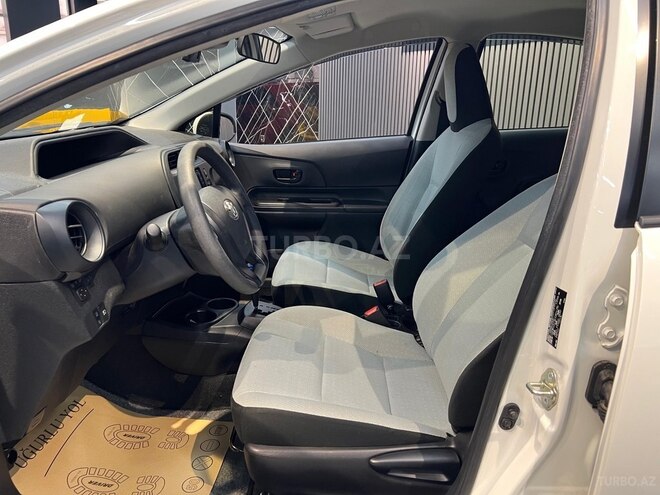 Toyota Aqua-15