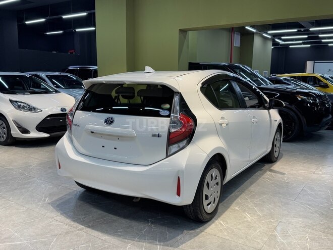 Toyota Aqua-10