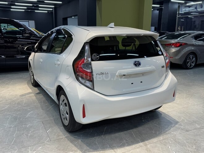 Toyota Aqua-8