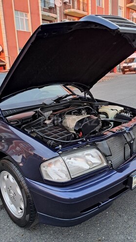 Mercedes C 200 2000, 251,384 km - 2.0 l - Qax