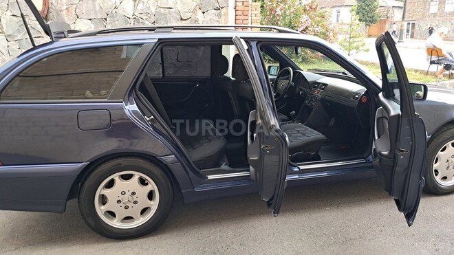Mercedes C 200 2000, 251,384 km - 2.0 l - Qax