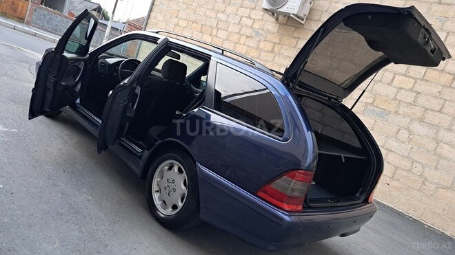 Mercedes C 200 2000, 251,384 km - 2.0 l - Qax
