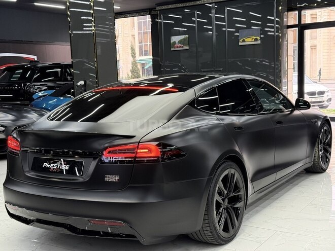 Tesla Model S-11