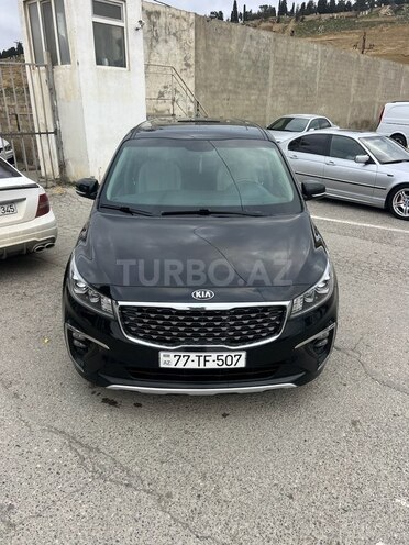 Kia Carnival-1