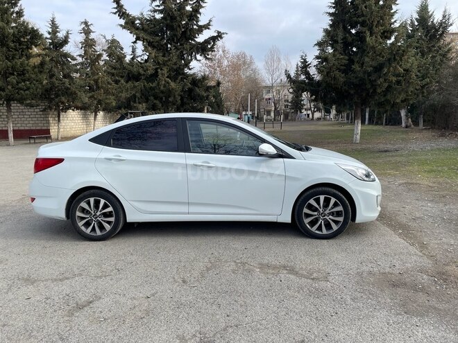 Hyundai Accent-4