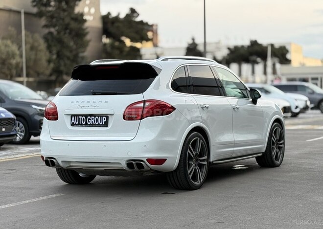 Porsche Cayenne Turbo-10