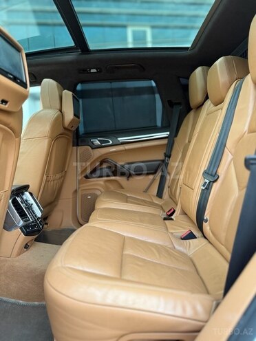 Porsche Cayenne Turbo-13