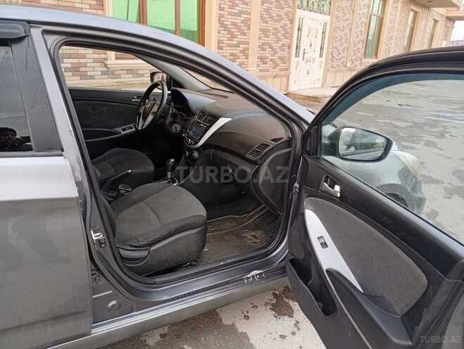 Hyundai Accent-10