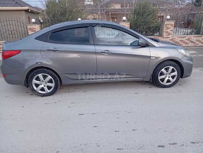 Hyundai Accent-11