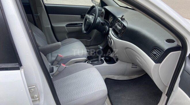 Hyundai Accent-15