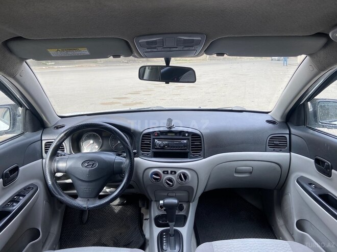 Hyundai Accent-12