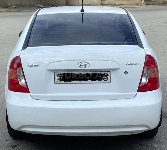 Hyundai Accent-11