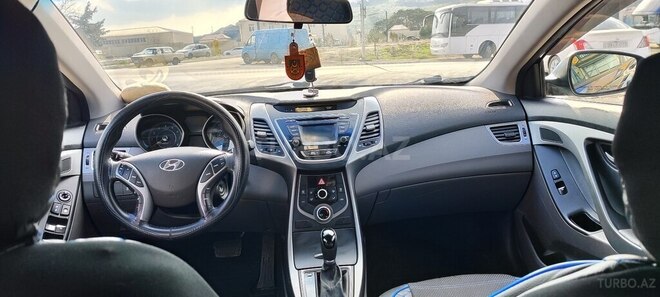 Hyundai Elantra-12