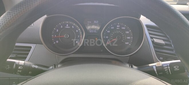 Hyundai Elantra-13
