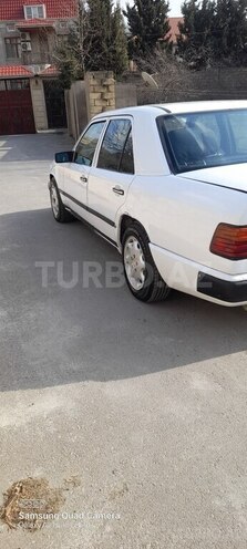 Mercedes E 200 d 1990, 286,330 km - 2.0 l - Bakı