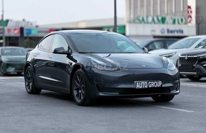 Tesla Model 3-1