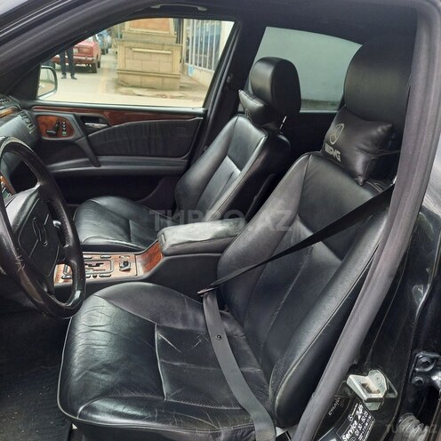 Mercedes E 240 1999, 368,000 km - 2.4 l - Qazax