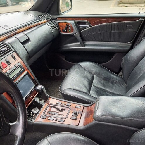 Mercedes E 240 1999, 368,000 km - 2.4 l - Qazax