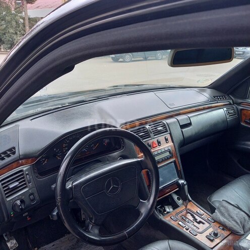 Mercedes E 240 1999, 368,000 km - 2.4 l - Qazax