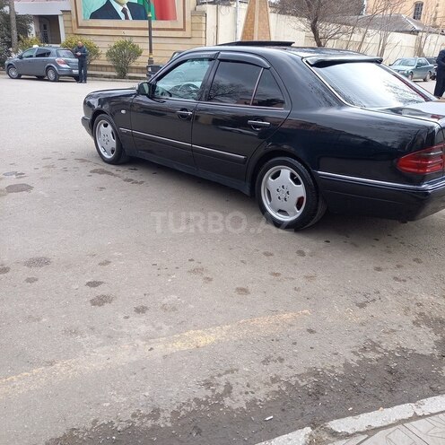 Mercedes E 240 1999, 368,000 km - 2.4 l - Qazax