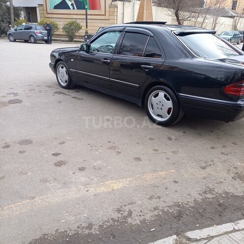 Mercedes E 240 1999, 368,000 km - 2.4 l - Qazax