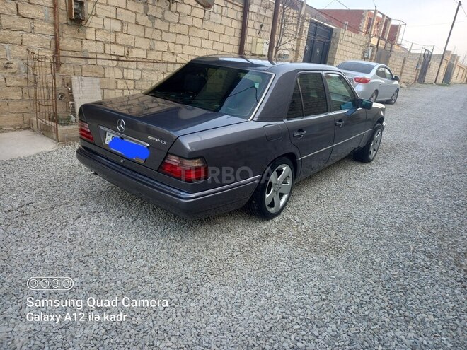Mercedes E 220 1995, 292,800 km - 2.2 l - Bakı