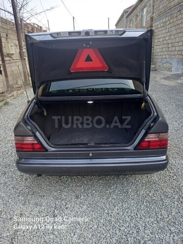 Mercedes E 220 1995, 292,800 km - 2.2 l - Bakı