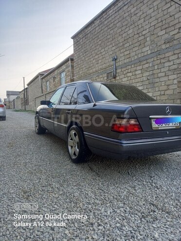 Mercedes E 220 1995, 292,800 km - 2.2 l - Bakı