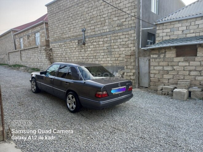 Mercedes E 220 1995, 292,800 km - 2.2 l - Bakı