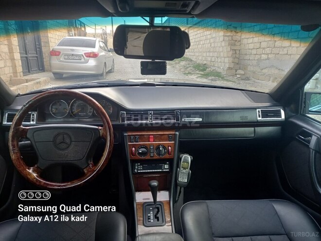 Mercedes E 220 1995, 292,800 km - 2.2 l - Bakı
