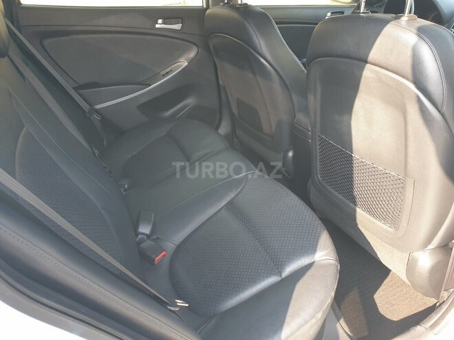 Hyundai Accent-11
