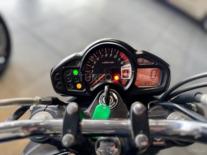 Suzuki SFV 650 Gladius-5