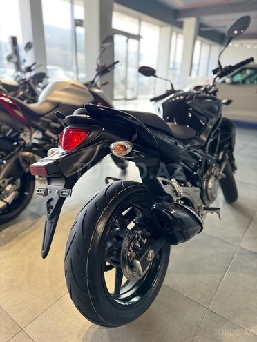 Suzuki SFV 650 Gladius-8