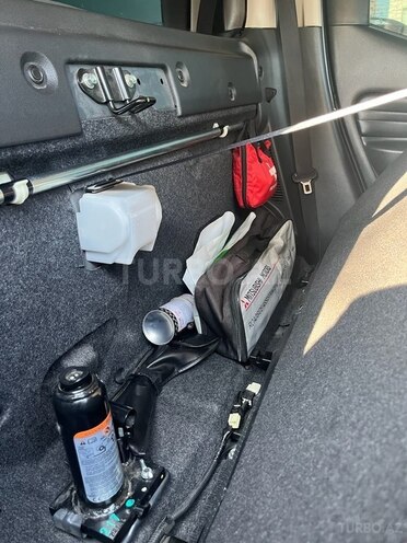 Mitsubishi L200-17