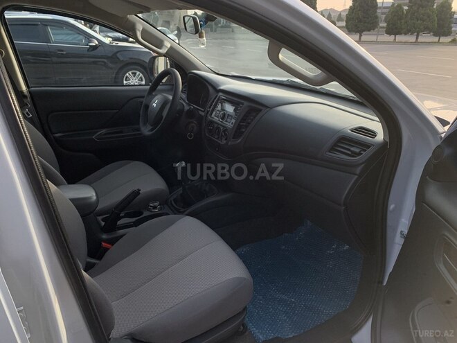 Mitsubishi L200 2019, 130,000 km - 2.4 l - Bakı
